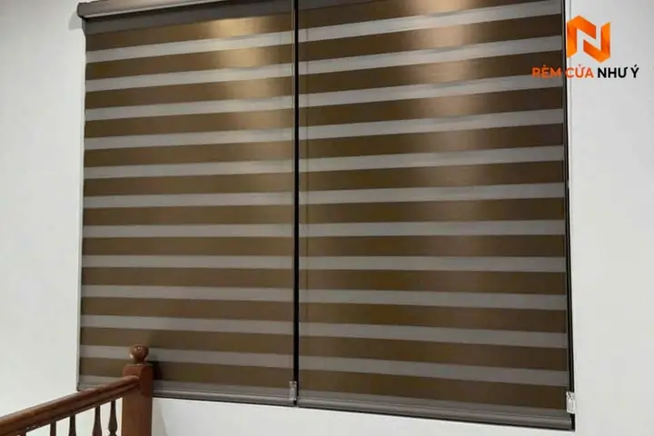 Rèm cầu vồng LC 1172 thiết kế hiện đại, điều chỉnh ánh sáng linh hoạt cho khung cửa sổ phòng làm việc.