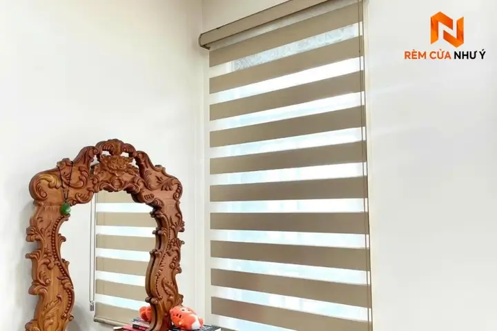Rèm cầu vồng SS 561 thiết kế hiện đại, điều chỉnh ánh sáng linh hoạt cho khung cửa sổ phòng làm việc.