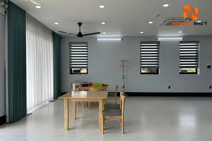 Bề mặt dệt 100% Polyester đan xen lớp lưới lấy sáng của rèm cầu vồng SS 561 mang lại ánh sáng êm dịu.