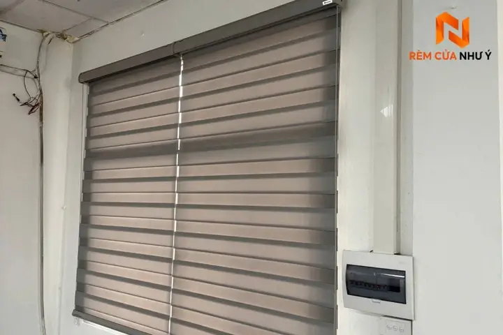 Mẫu rèm cầu vồng SS 561 cản sáng 95%, mang lại không gian riêng tư và thoáng mát cho phòng ngủ.