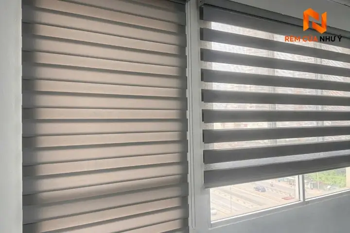 Kỹ thuật viên Như Ý Home trực tiếp khảo sát và lắp đặt rèm cầu vồng SS 561 chuẩn đẹp tại nhà khách hàng.