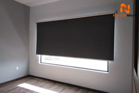 Bề mặt phủ nhựa cao cấp của rèm cuốn NY05 có khả năng kháng khuẩn, chống bám bụi và lau chùi dễ dàng.
