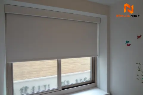 Rèm cuốn nhà phố NY06 thiết kế tối giản, cản sáng chống nóng hiệu quả cho khung cửa sổ phòng khách.