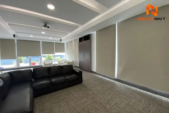 Rèm cuốn văn phòng NY01 thiết kế tối giản, cản sáng chống chói hiệu quả cho không gian làm việc hiện đại.