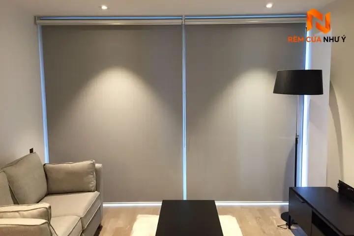 Kỹ thuật viên Như Ý Home trực tiếp đo đạc và thi công rèm cuốn NY02 chuẩn xác tại văn phòng của khách hàng.