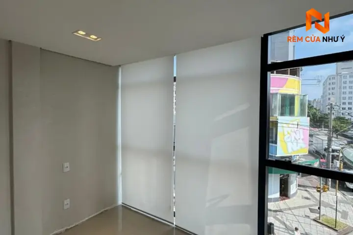 Bề mặt phủ nhựa chuyên dụng của rèm cuốn NY01 chống thấm nước, kháng bụi và lau chùi dễ dàng.