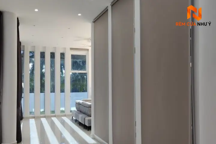 Kỹ thuật viên Như Ý Home trực tiếp đo đạc và thi công rèm cuốn NY09 chuẩn xác tại văn phòng của khách hàng.