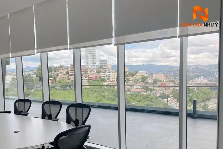 Rèm cuốn văn phòng NY09 thiết kế tối giản, cản sáng chống chói hiệu quả cho không gian làm việc hiện đại.