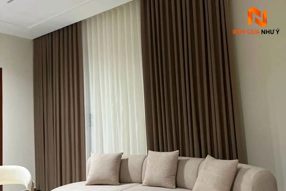 Chất liệu vải cao cấp của rèm NY02 có khả năng chống bám bụi bẩn.