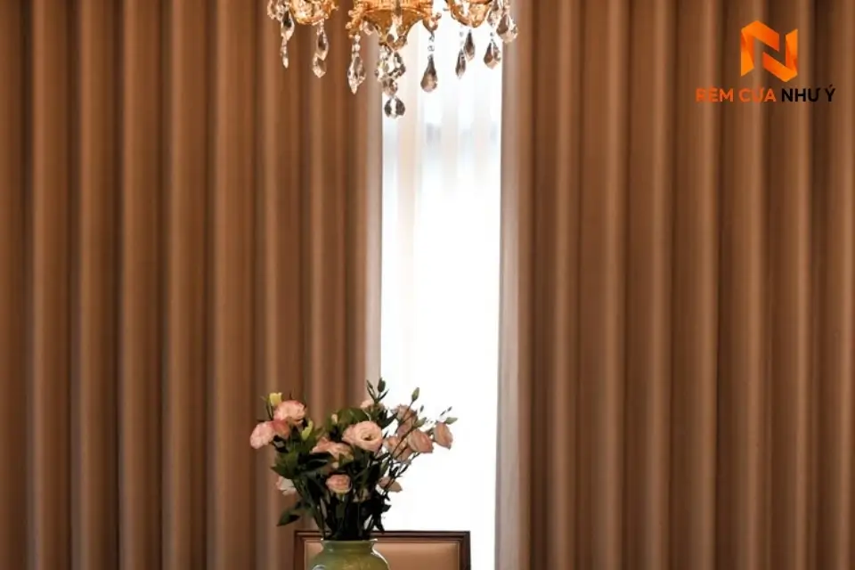 Mẫu rèm vải biệt thự NY03 sở hữu bề mặt gấm dệt tinh xảo.