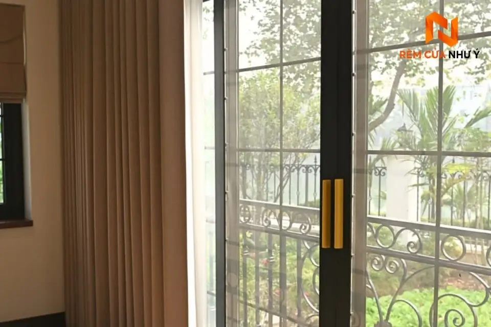Chất liệu vải cao cấp của rèm NY03 sóng rủ suôn mượt qua nhiều năm sử dụng.