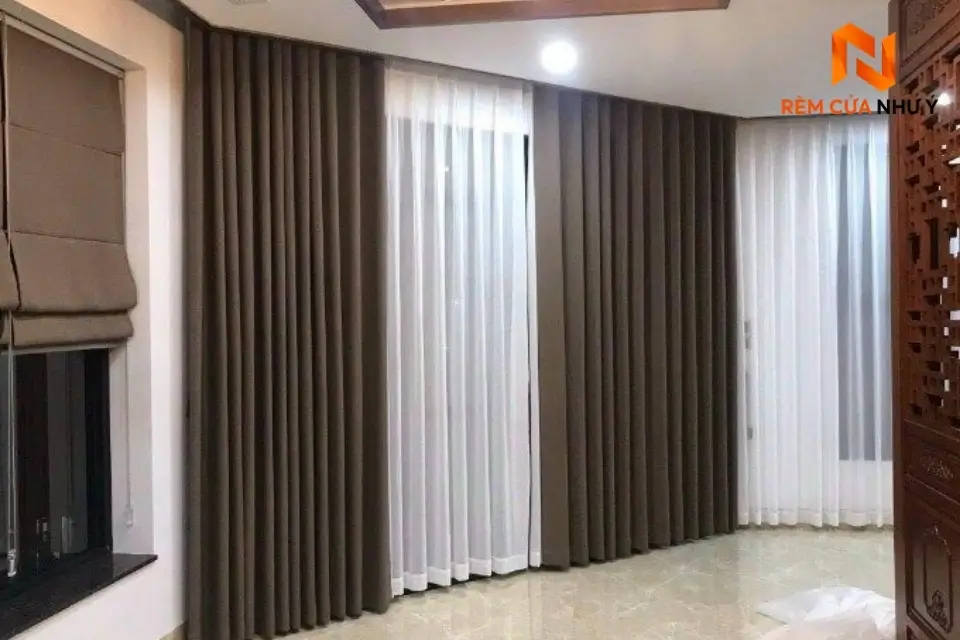 Mẫu rèm vải biệt thự NY04 lộng lẫy và tạo điểm nhấn sang trọng cho không gian phòng khách lớn.