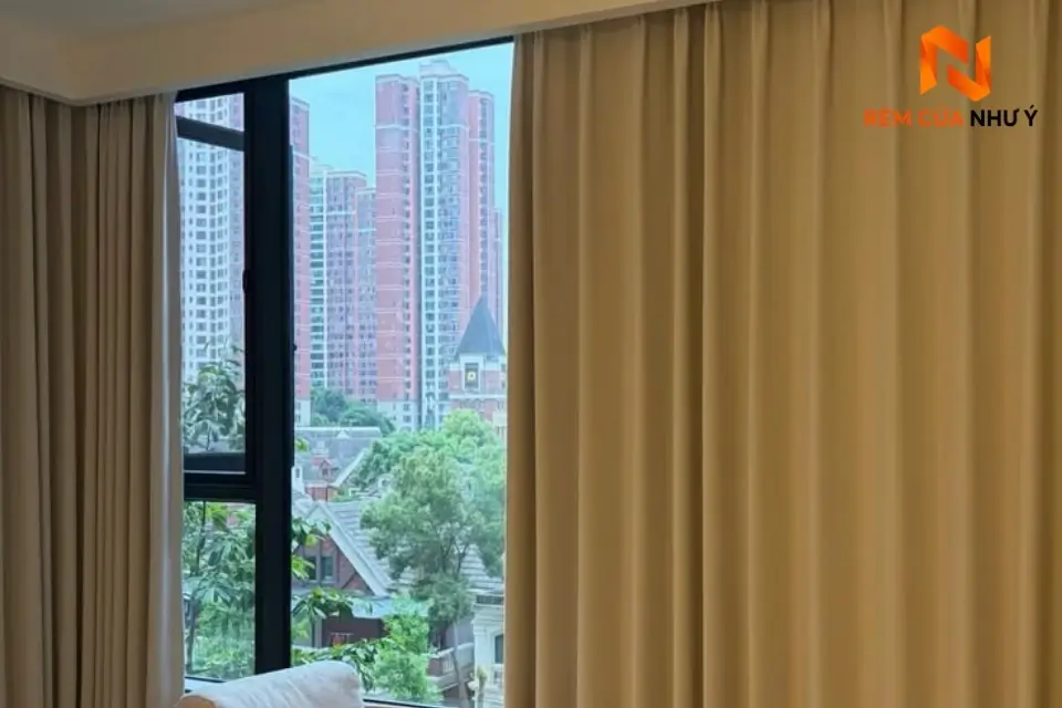 Chất liệu vải cao cấp của rèm NY05 có khả năng kháng bụi bẩn.