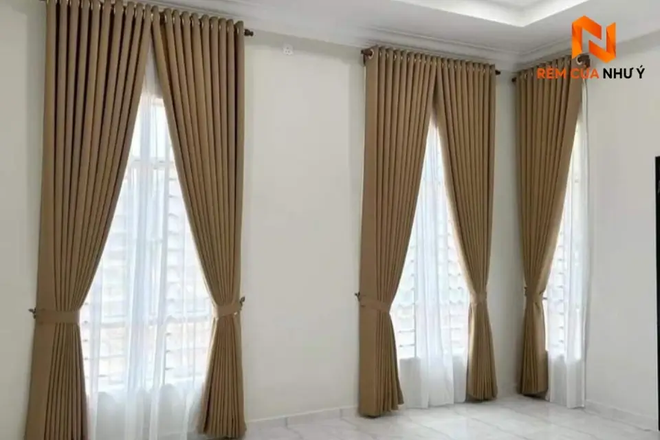 Chất liệu vải cao cấp của rèm NY06 có khả năng kháng bụi bẩn.
