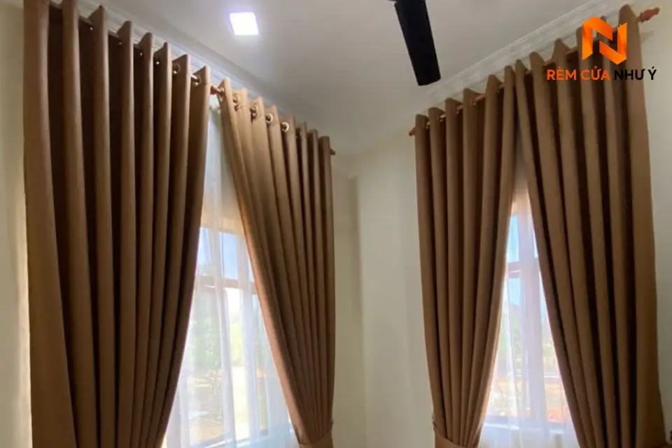 Mẫu rèm vải biệt thự NY06 với hiệu ứng bắt sáng tinh tế.