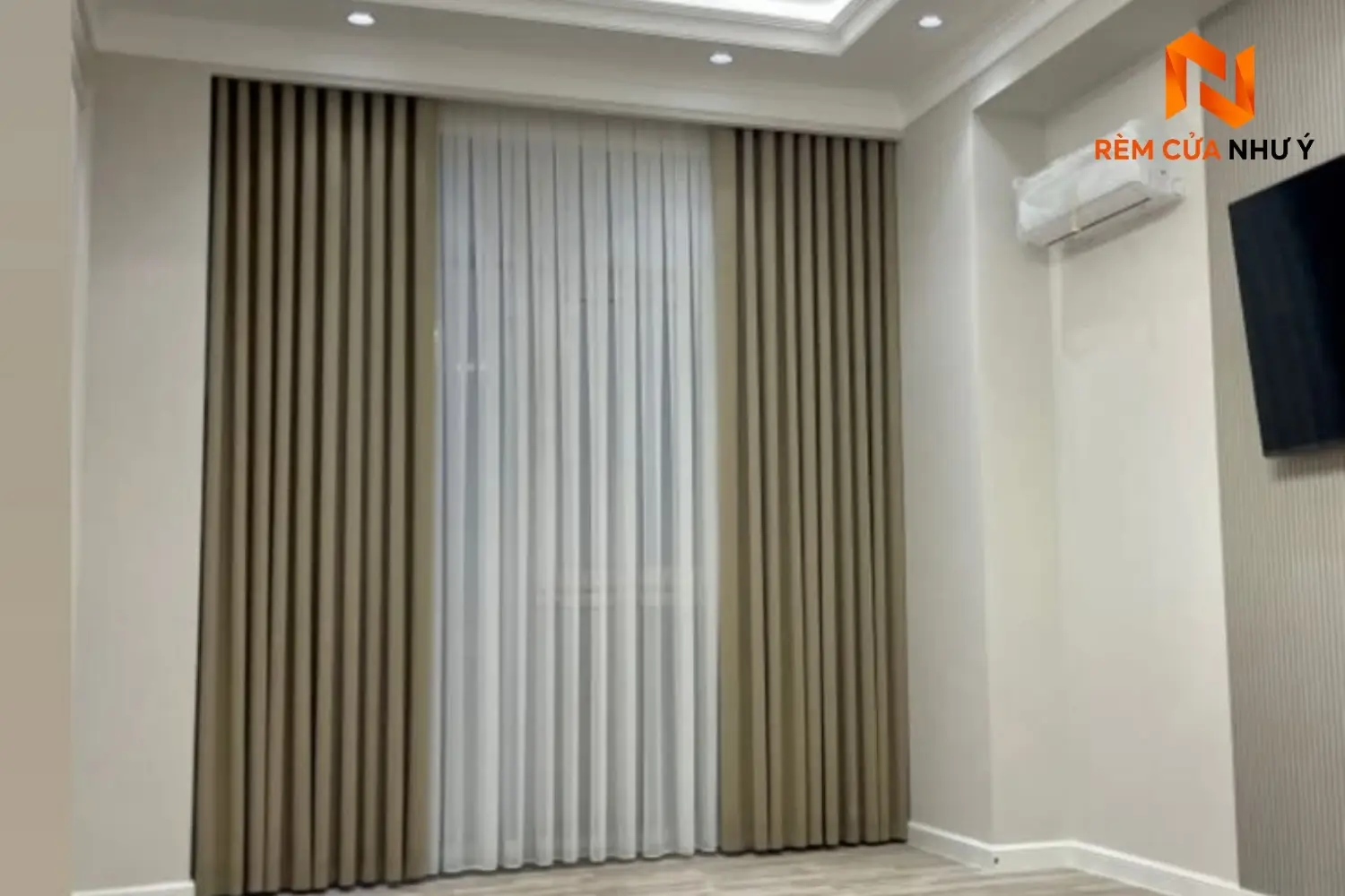 Kỹ thuật viên Như Ý Home trực tiếp đo đạc và thi công rèm vải NY05 chuẩn đẹp tại căn hộ chung cư của khách hàng.