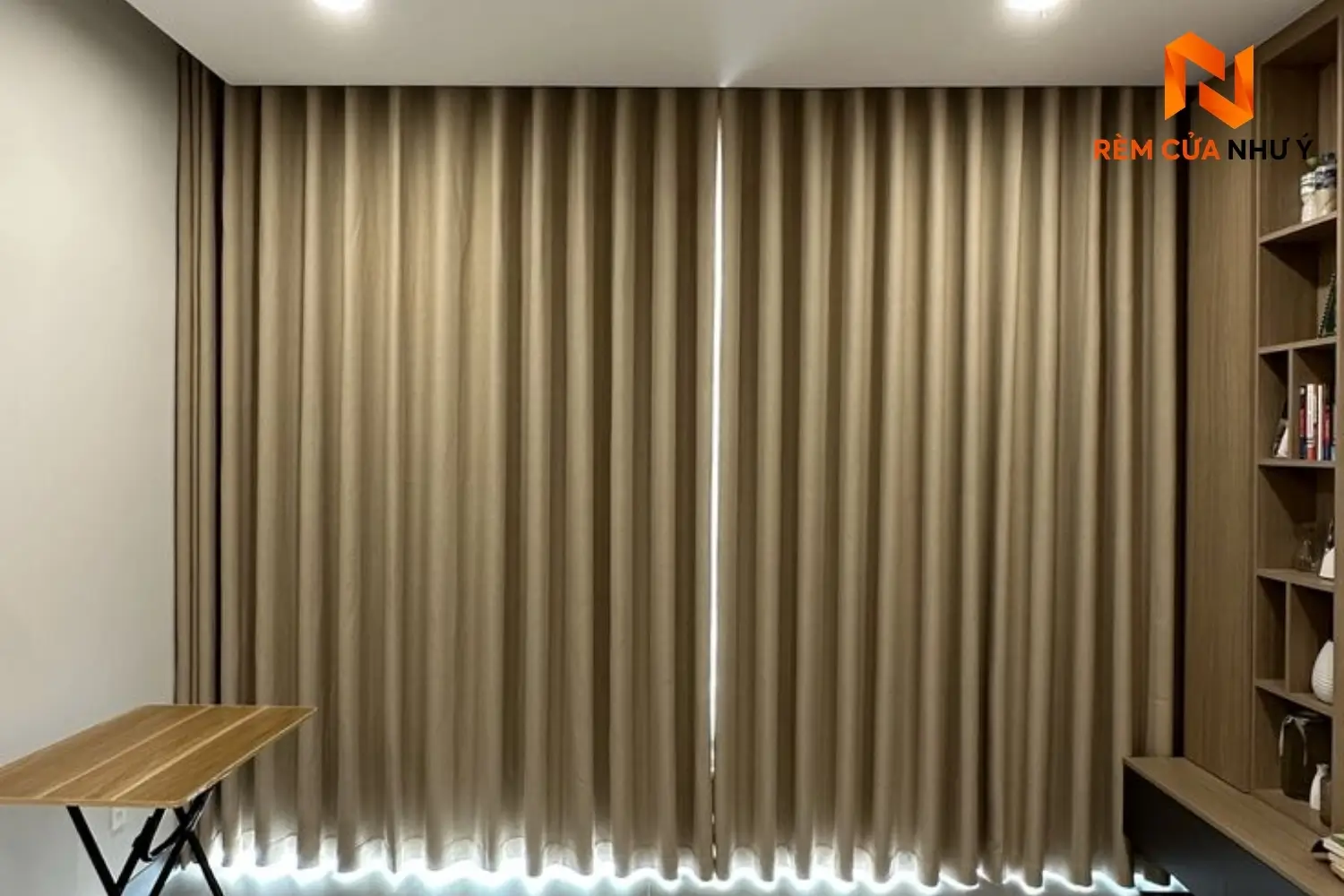 Kỹ thuật viên Như Ý Home trực tiếp đo đạc và thi công rèm vải NY07 chuẩn đẹp tại căn hộ chung cư của khách hàng.