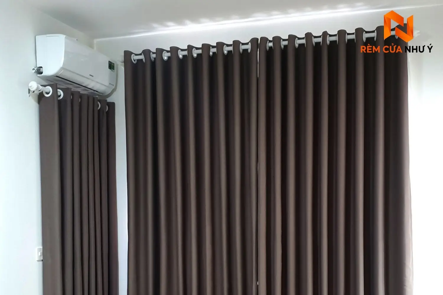 Bề mặt vải gấm rèm NY07 mềm mịn, dệt khít dày dặn, có khả năng kháng bụi và giữ phom dáng chuẩn đẹp.