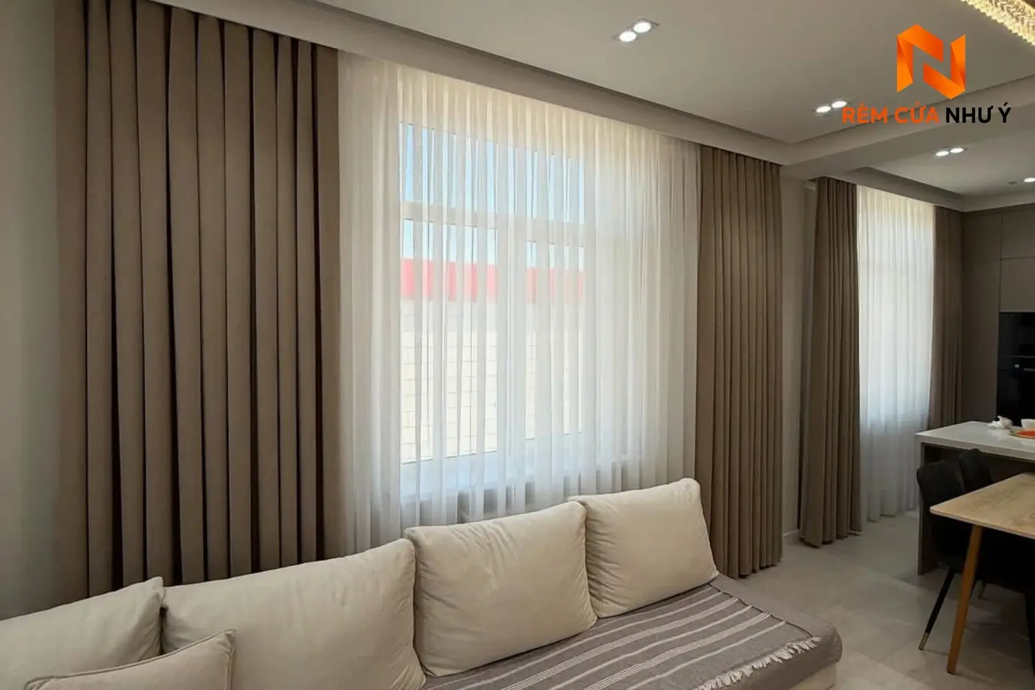 Bề mặt vải gấm rèm NY05 mềm mịn, dệt khít dày dặn, có khả năng kháng bụi và giữ phom dáng chuẩn đẹp.