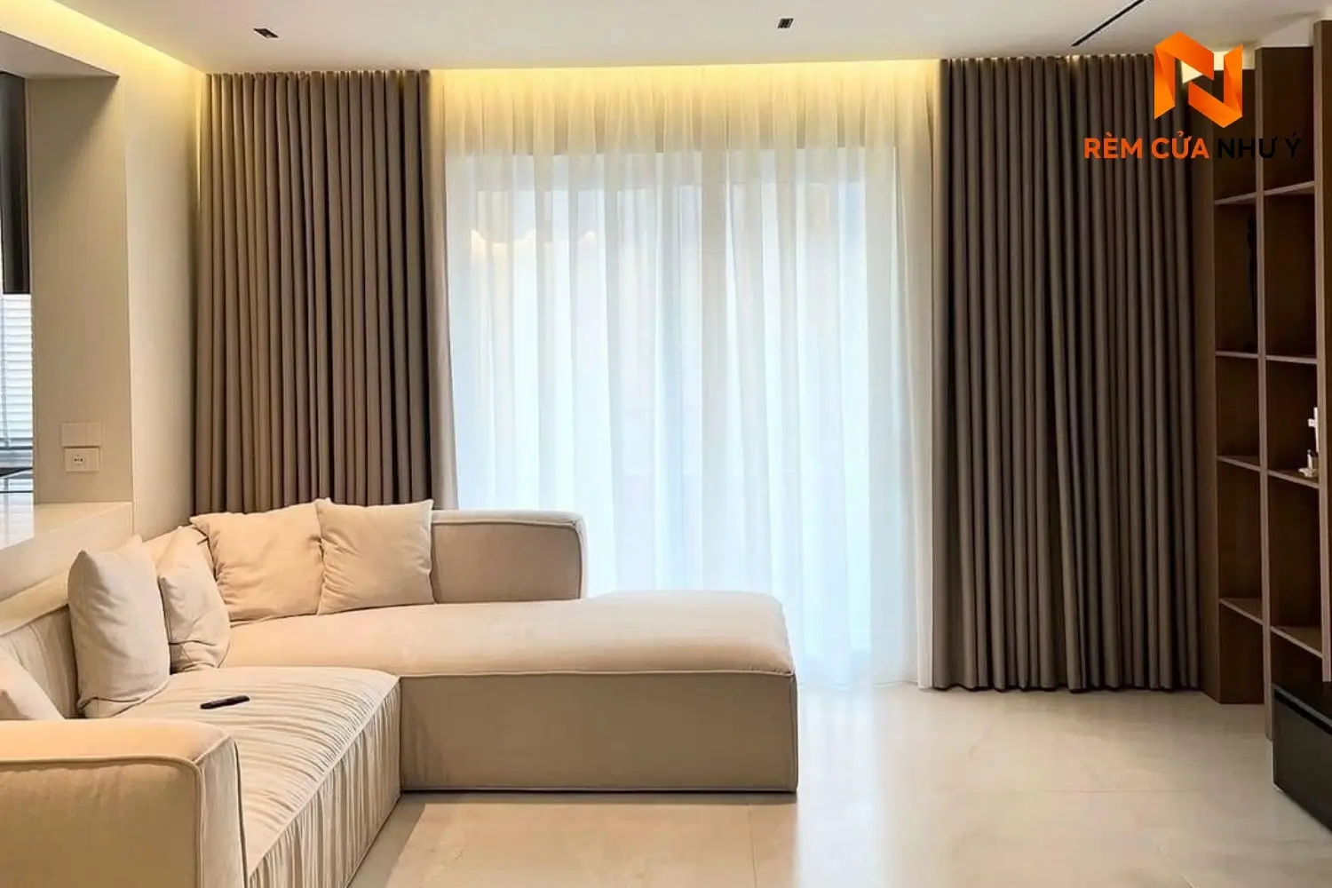 Rèm vải chung cư NY05 cản sáng cách nhiệt hiệu quả, mang lại vẻ đẹp sang trọng và ấm cúng cho phòng khách căn hộ.