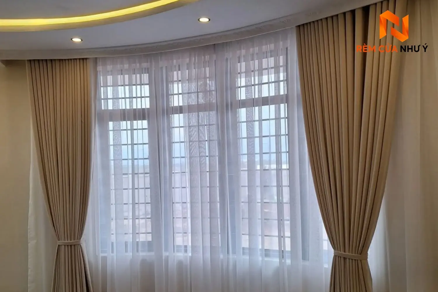 Kỹ thuật viên Như Ý Home trực tiếp đo đạc và thi công rèm vải NY01 chuẩn đẹp tại căn hộ chung cư của khách hàng.