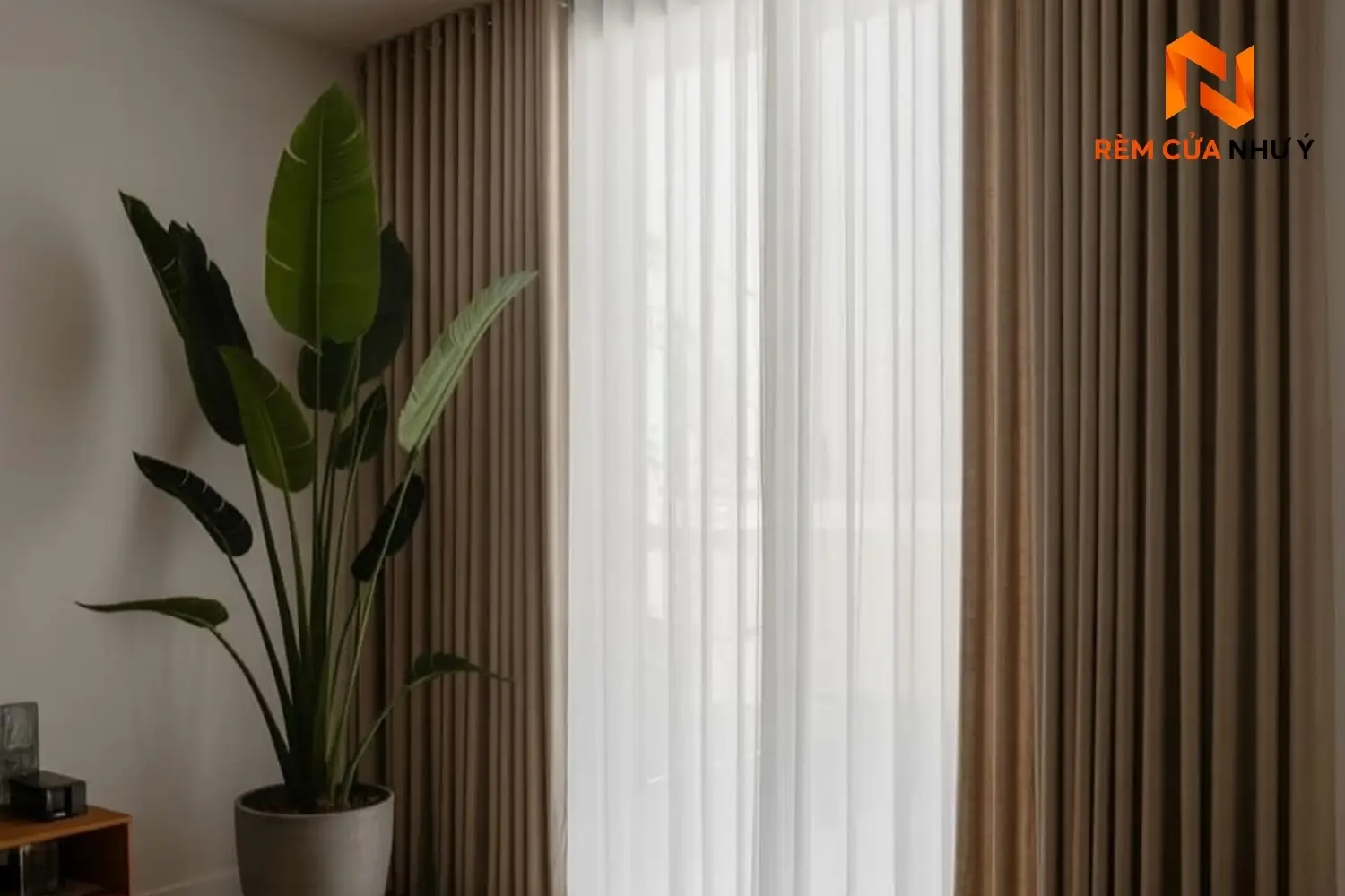 Bề mặt vải gấm rèm NY10 mềm mịn, dệt khít dày dặn, có khả năng kháng bụi và giữ phom dáng chuẩn đẹp.