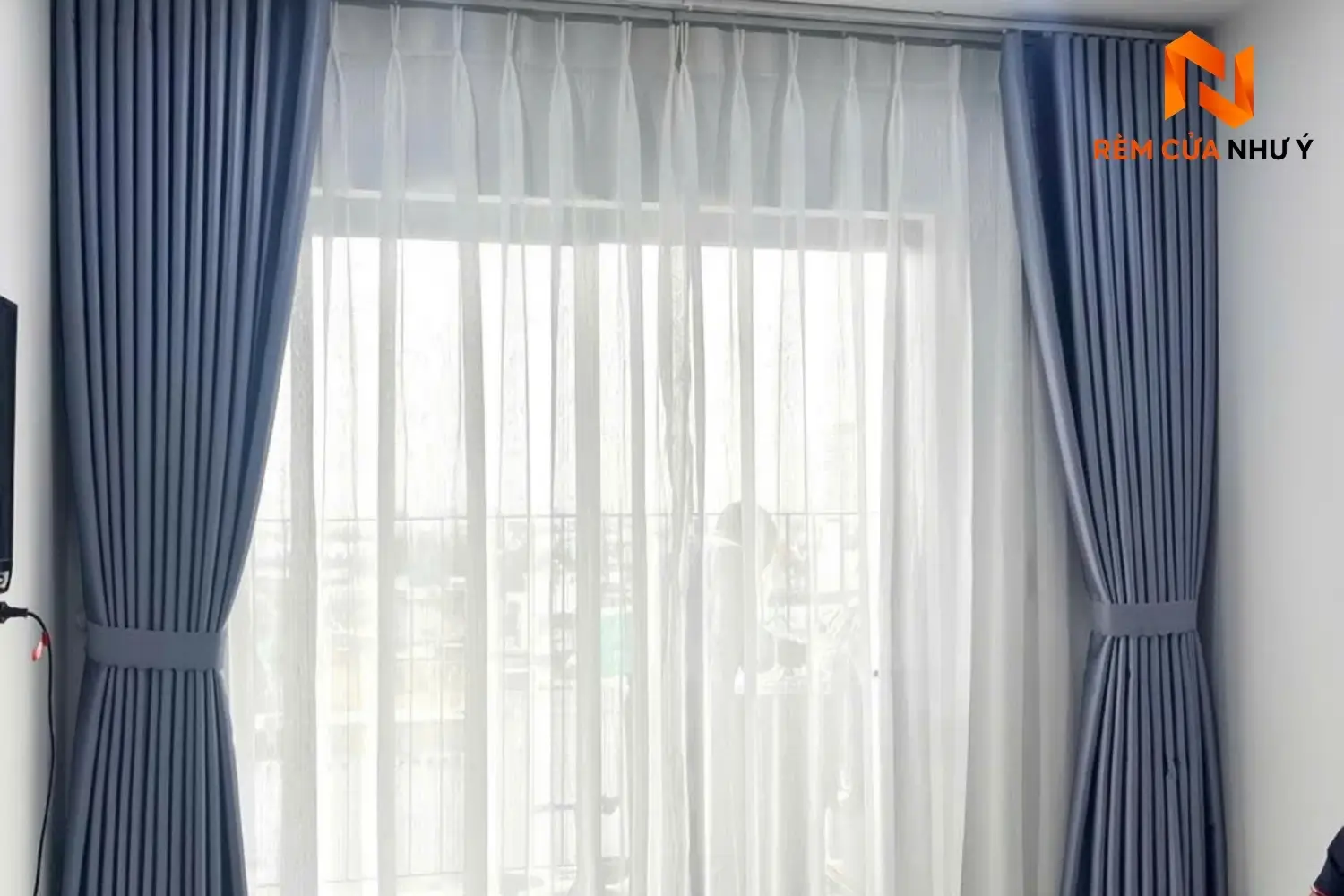 Rèm vải voan NY07 mang lại vẻ đẹp dịu nhẹ, thanh lịch và đón sáng tự nhiên cho phòng khách.