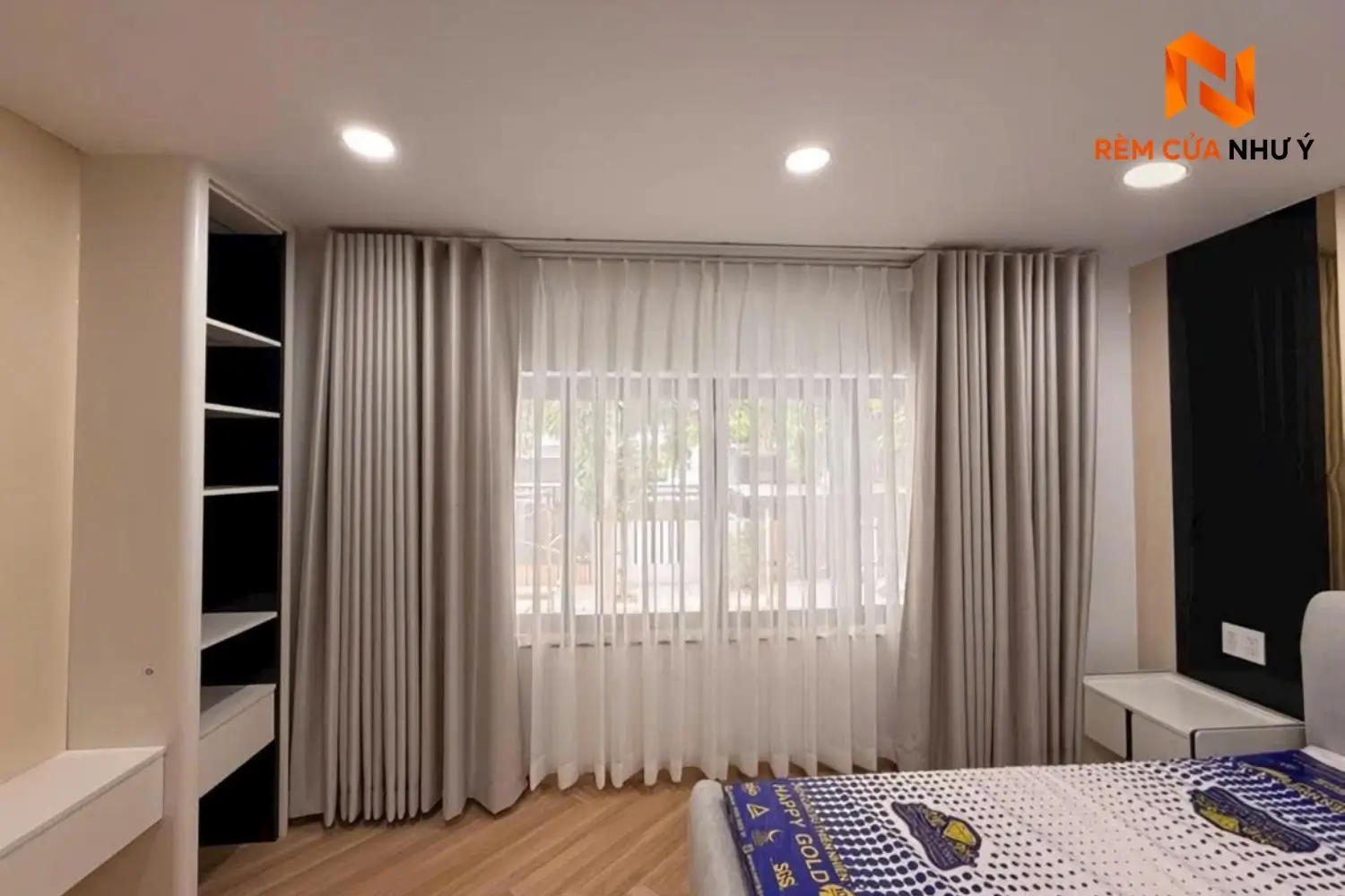 Mẫu rèm voan NY07 dệt khít tinh xảo, giữ phom sóng bồng bềnh khi kết hợp làm hệ rèm 2 lớp phòng ngủ.