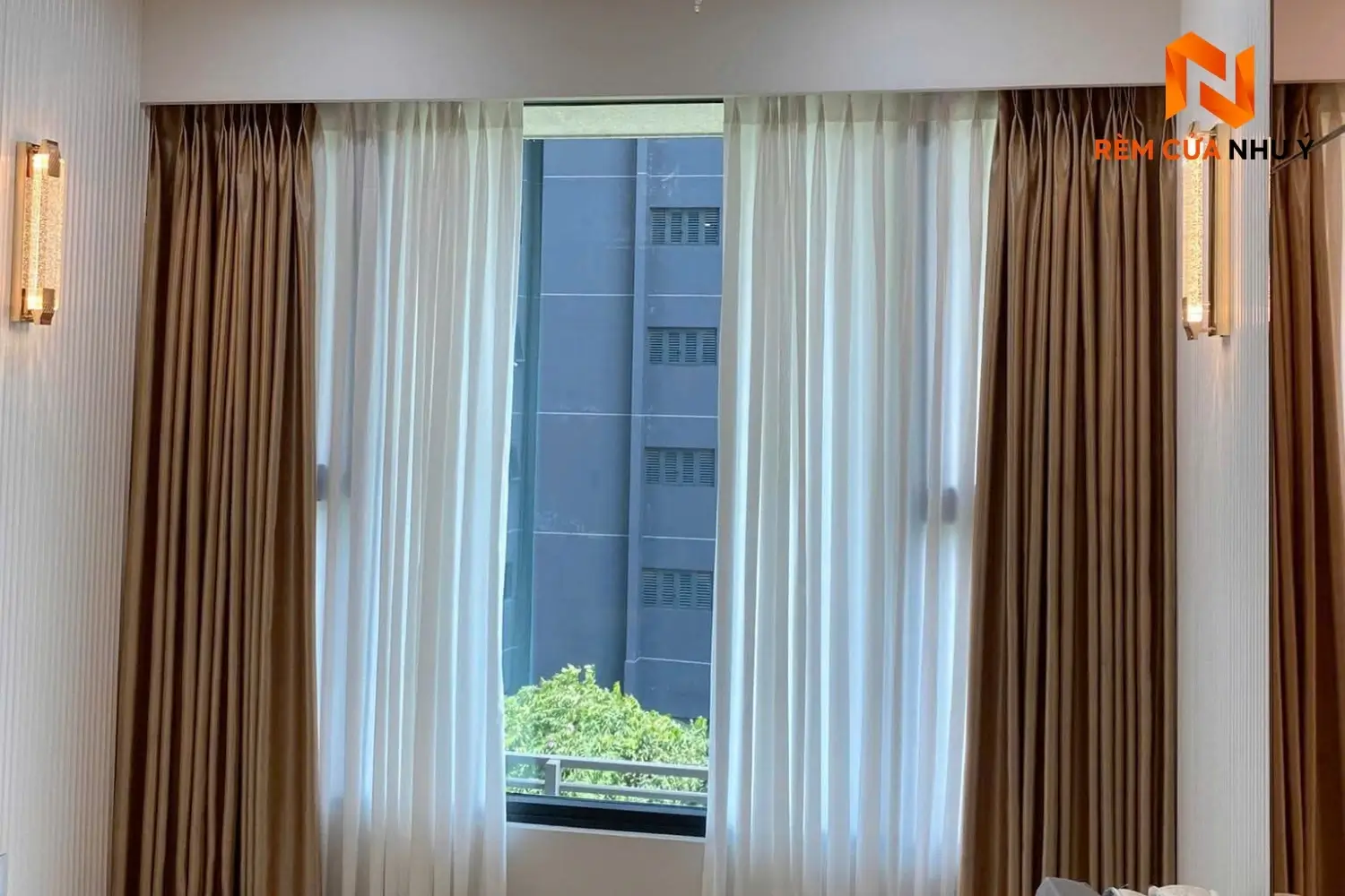 Đội ngũ Như Ý Home thi công lắp đặt rèm vải voan NY01 chuẩn đẹp tận nhà cho khách hàng.