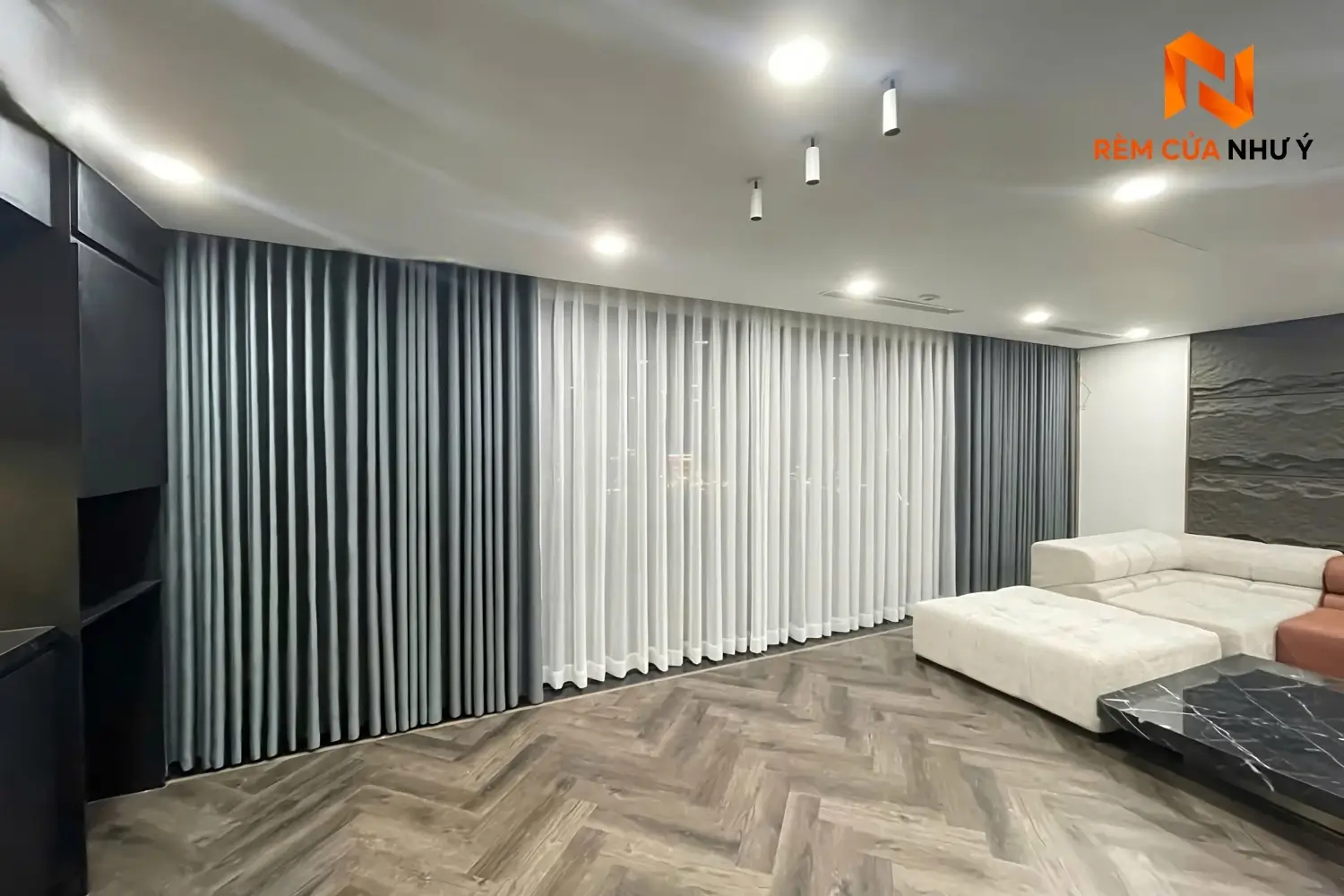 Mẫu rèm voan NY03 kết hợp rèm vải 2 lớp mang lại sự tinh tế và riêng tư cho phòng ngủ.