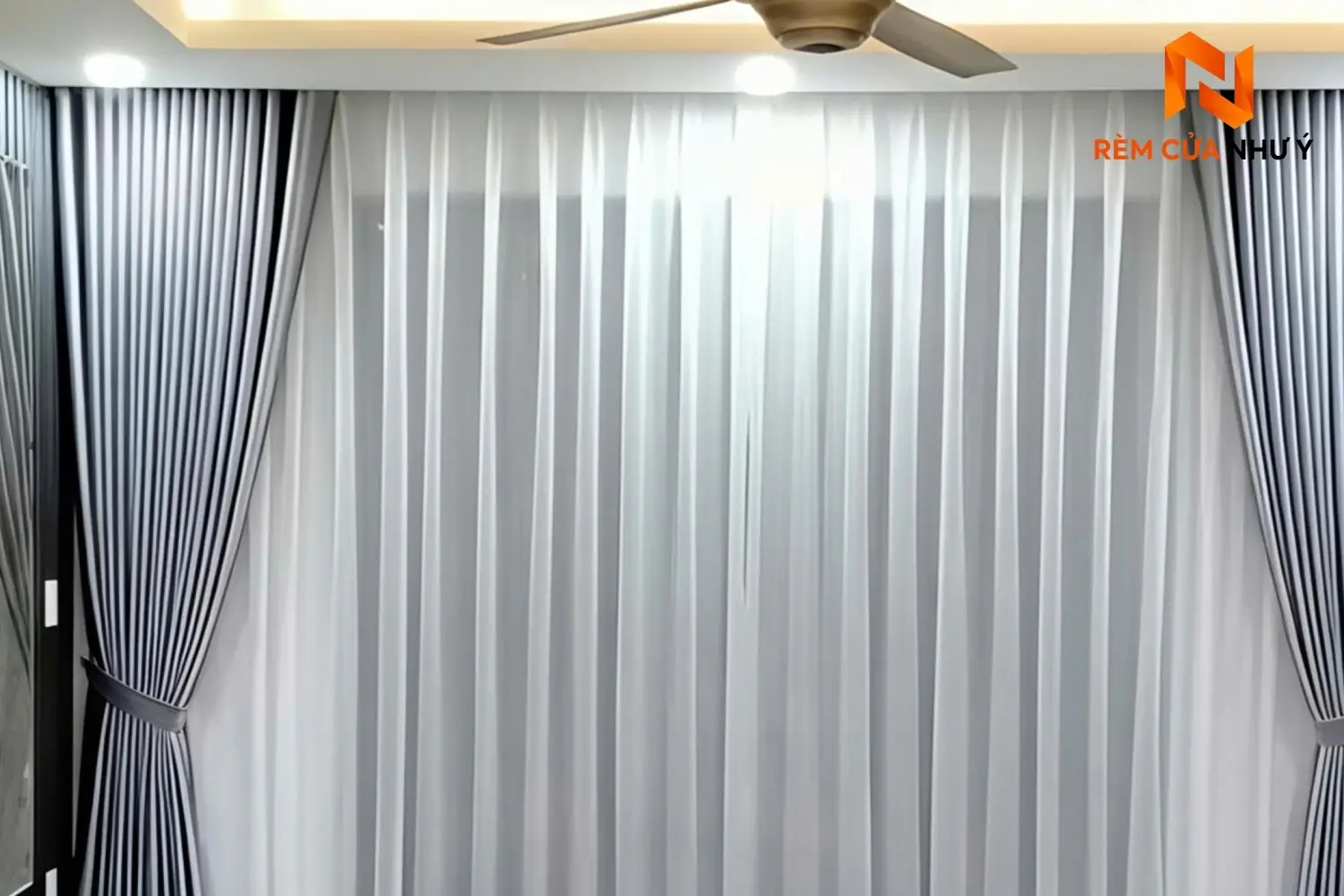 Mẫu rèm voan NY05 dệt khít tinh xảo, giữ phom sóng bồng bềnh khi kết hợp làm hệ rèm 2 lớp phòng ngủ.