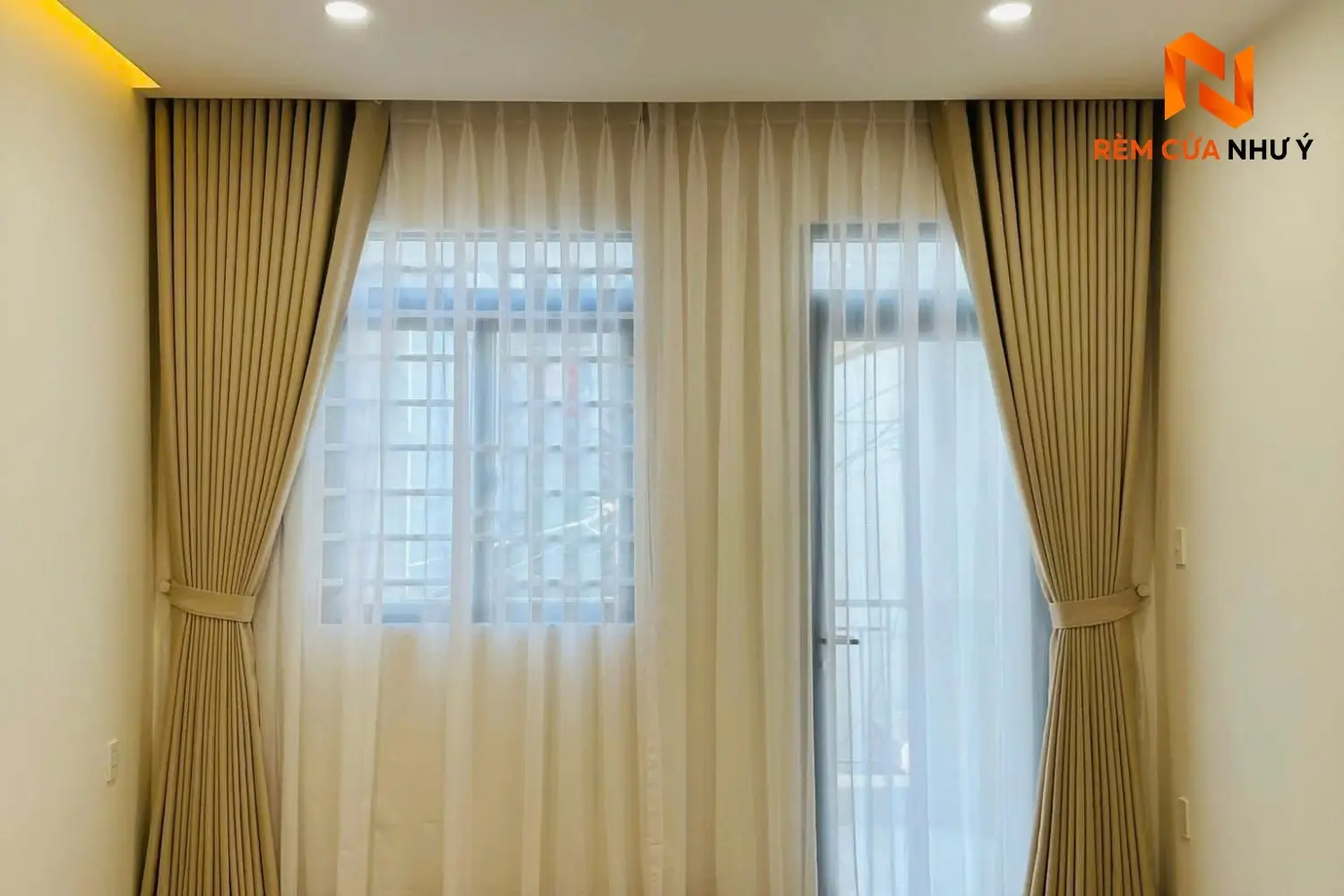 Bề mặt dệt của rèm voan NY05 mềm mịn, chống bám bụi bẩn và hạn chế nhăn xước hiệu quả.