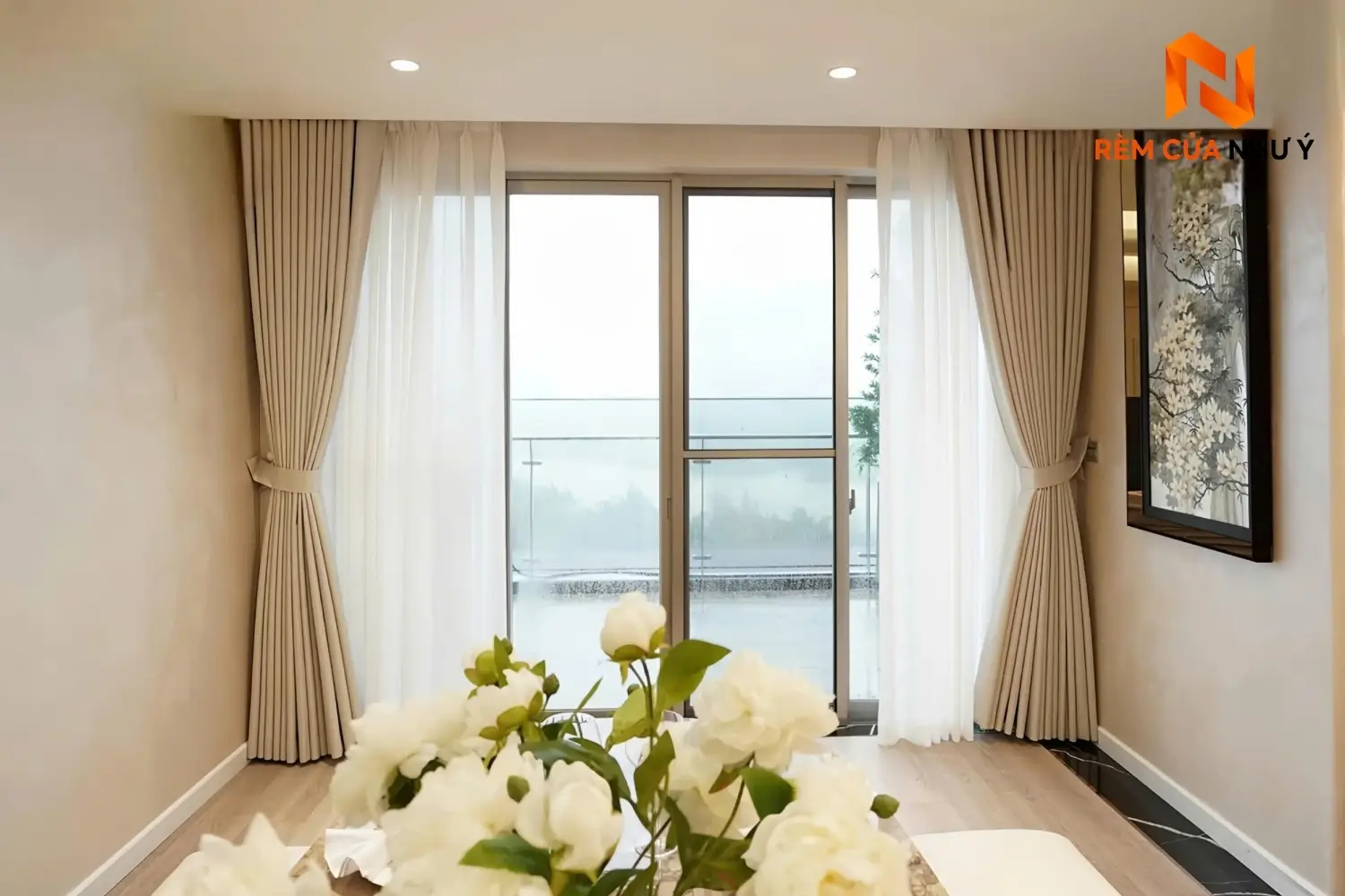 Kỹ thuật viên Như Ý Home trực tiếp khảo sát và thi công rèm voan NY05 hoàn thiện tận nhà khách hàng.
