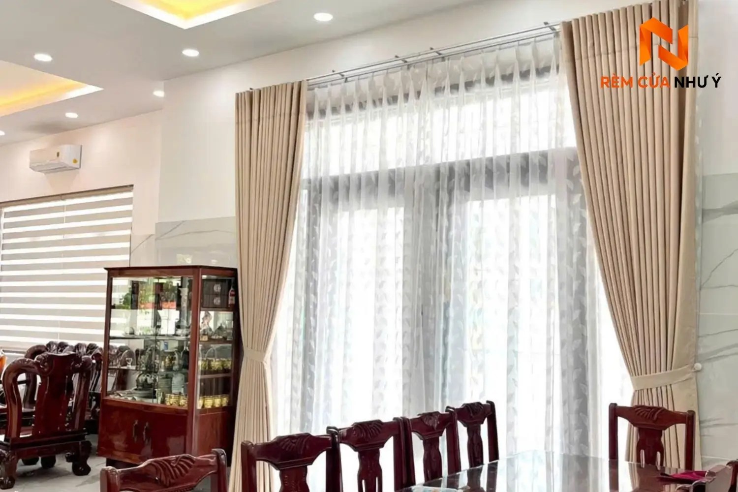 Đội ngũ kỹ thuật Như Ý Home trực tiếp đo đạc và thi công rèm voan NY06 hoàn thiện tại nhà khách hàng.
