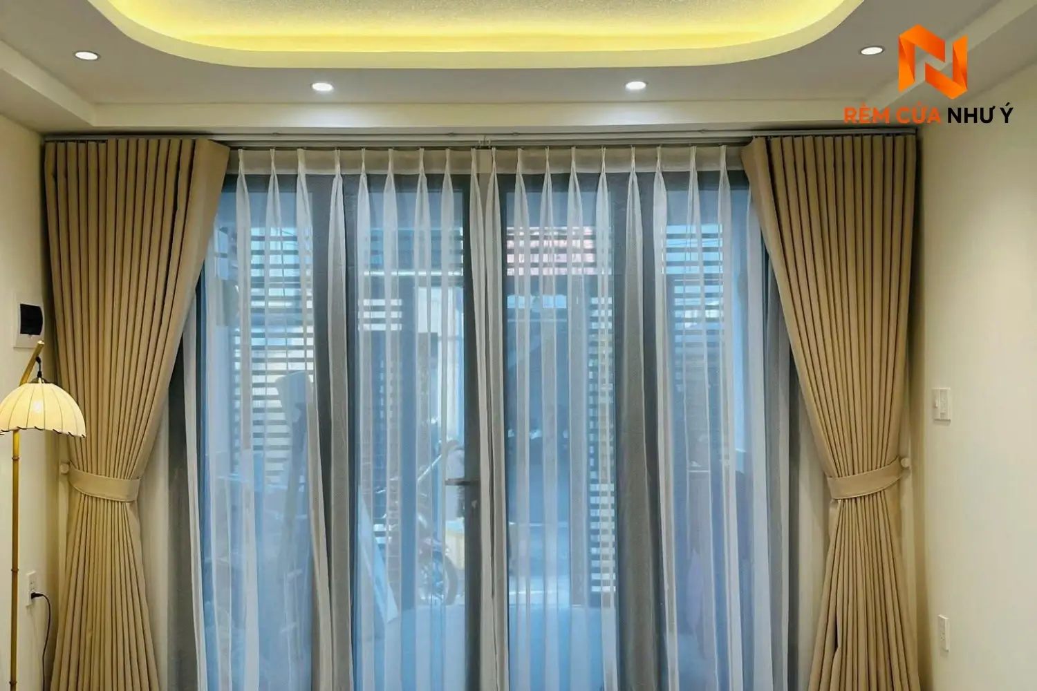 Rèm vải voan NY06 mang lại hiệu ứng lọc sáng dịu nhẹ và vẻ đẹp lãng mạn cho phòng khách.
