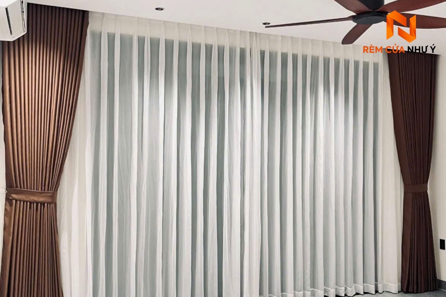 Mẫu rèm voan NY08 dệt mịn cao cấp, giữ phom sóng rủ chuẩn đẹp khi phối hợp làm hệ rèm 2 lớp phòng ngủ.