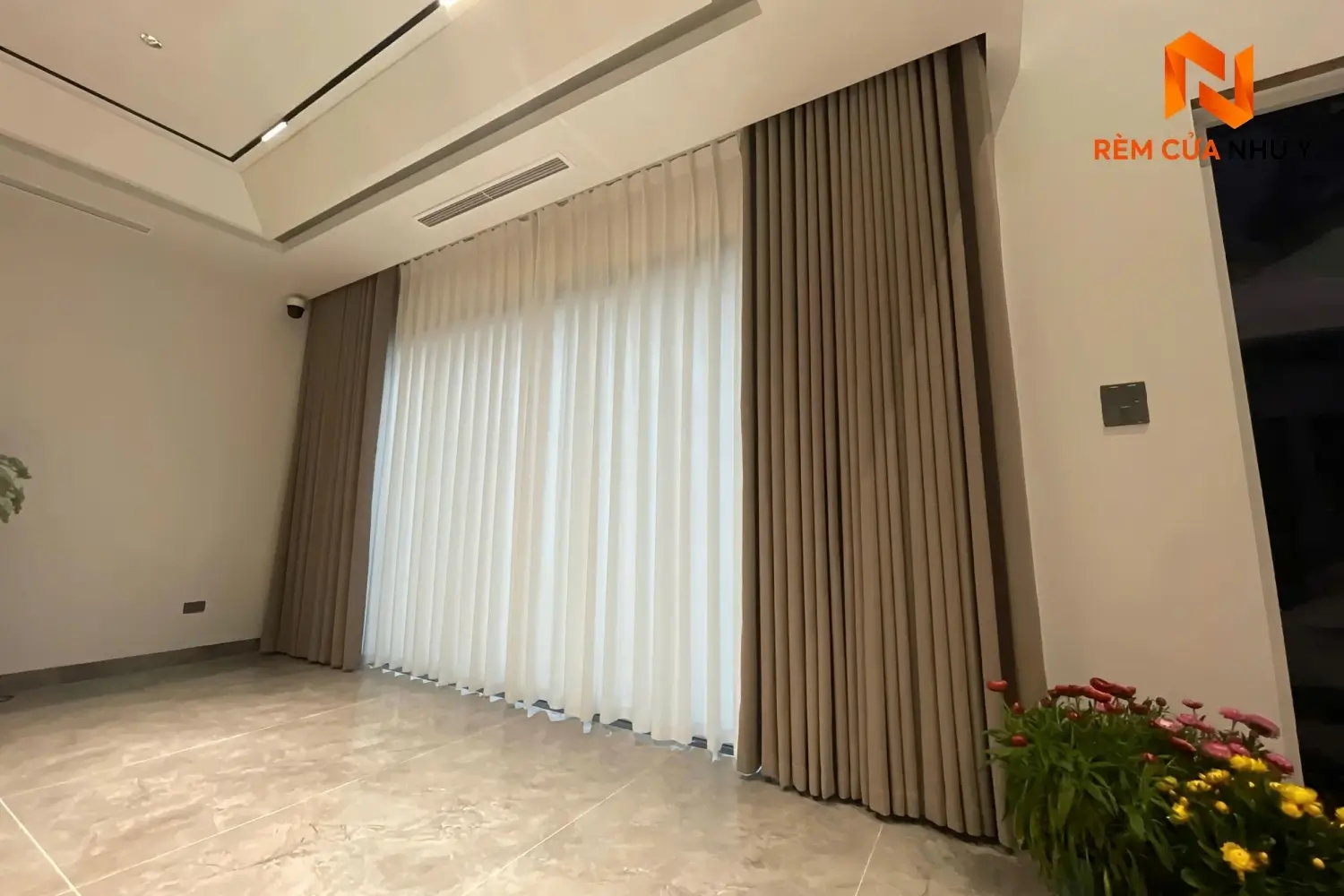 Rèm vải voan NY09 giúp đón ánh sáng tự nhiên dịu nhẹ, tăng vẻ sang trọng cho phòng khách.