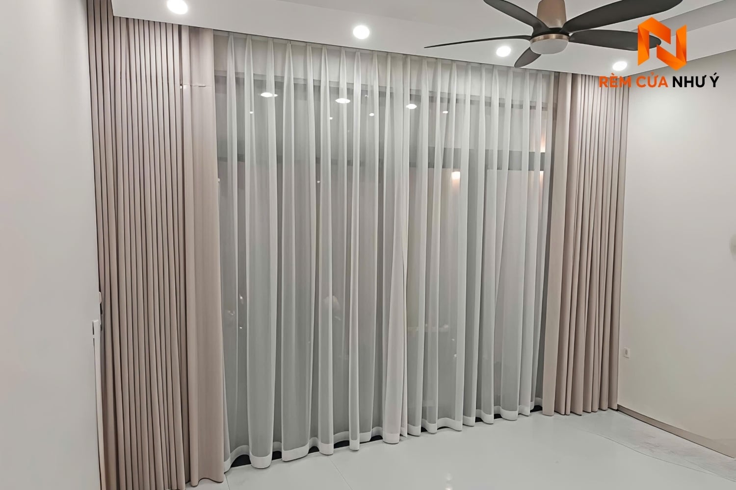 Bề mặt sợi dệt của rèm voan NY08 mềm mịn, chống nhăn xước và hạn chế bám bụi bẩn vượt trội.