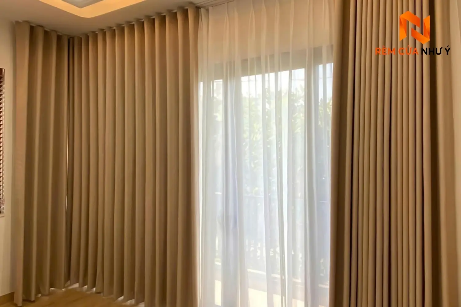 Mẫu rèm voan NY09 dệt khít tinh xảo, giữ phom sóng chuẩn đẹp khi phối hợp làm hệ rèm 2 lớp phòng ngủ.