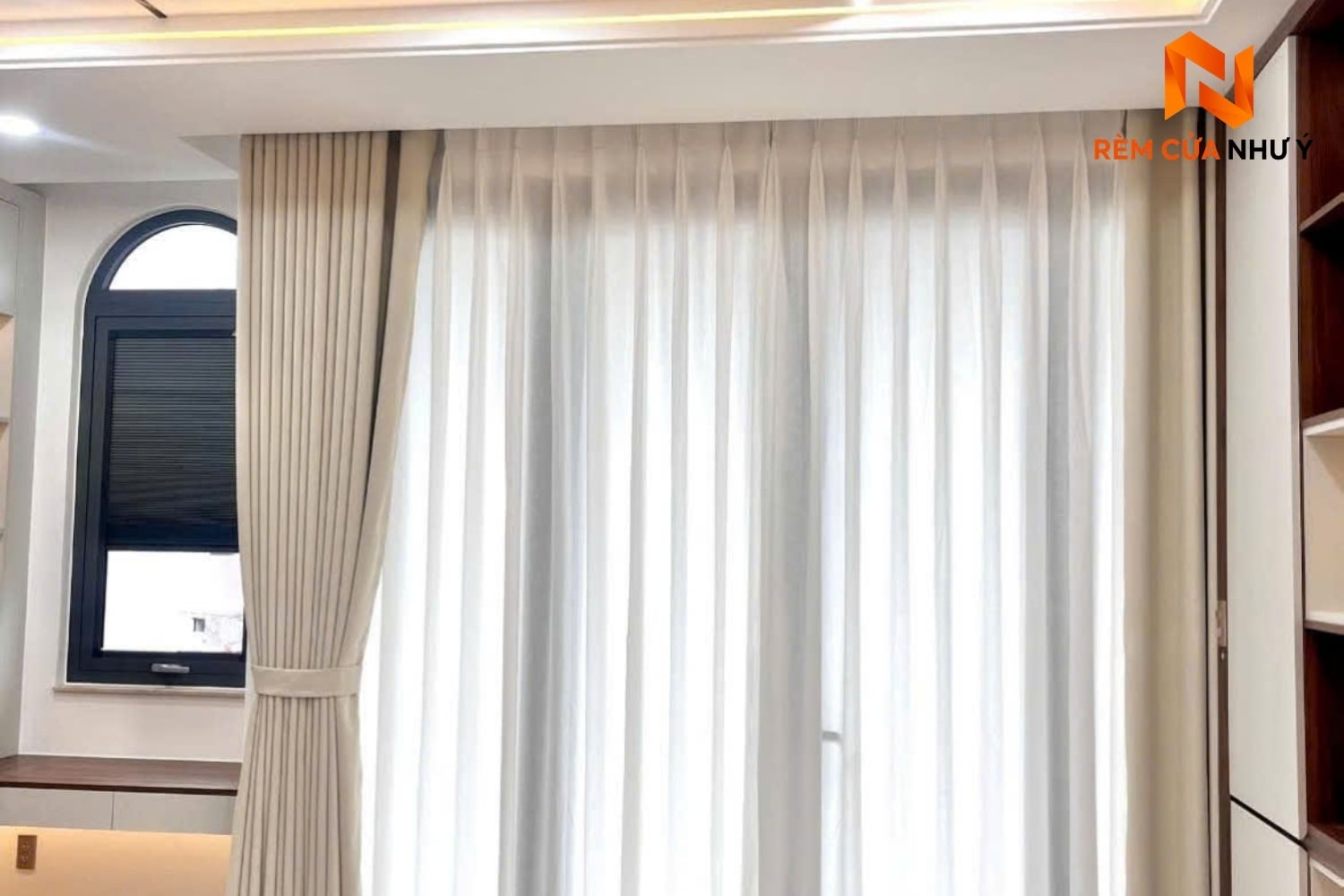 Kỹ thuật viên Như Ý Home trực tiếp đo đạc và thi công rèm voan NY08 chỉn chu tại nhà khách hàng.