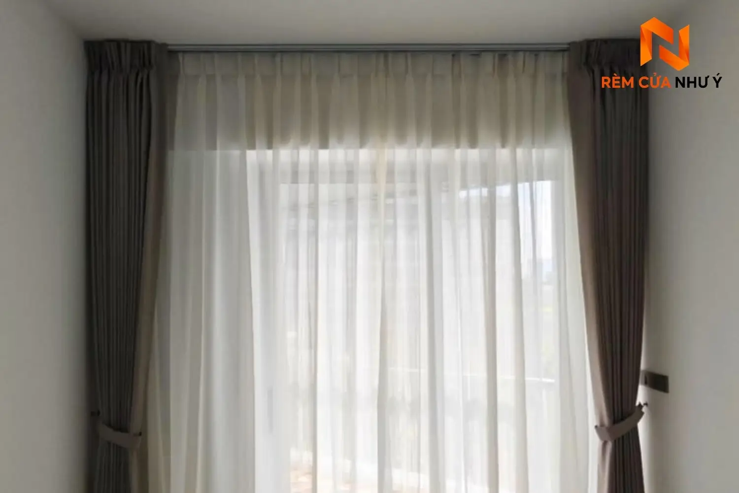 Rèm vải voan NY10 mang lại hiệu ứng ánh sáng dịu nhẹ, tạo cảm giác rộng rãi và sang trọng cho phòng khách.