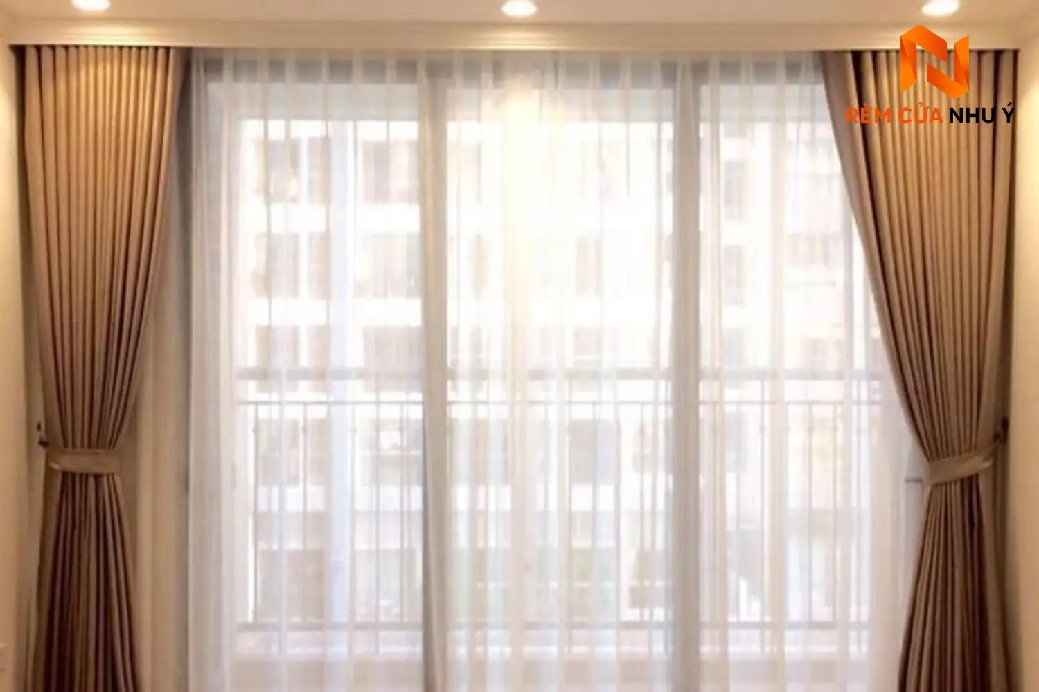 Bề mặt dệt của rèm voan NY10 mềm mịn, hạn chế nhăn xước và chống bám bụi bẩn vượt trội.