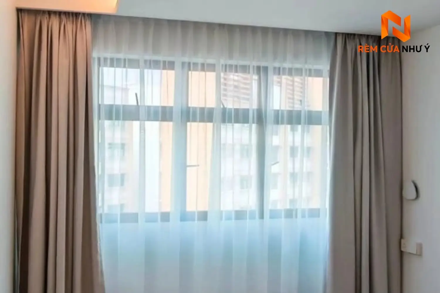 Mẫu rèm voan NY10 dệt khít tinh xảo, giữ phom sóng bồng bềnh khi phối hợp làm hệ rèm 2 lớp phòng ngủ.