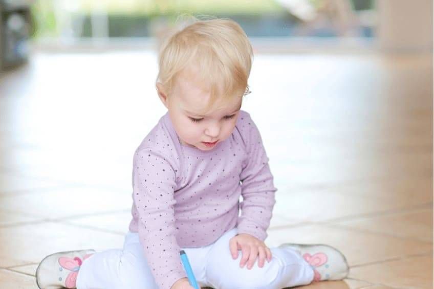Bảo vệ cột sống và thị lực của bé bằng tư thế ngồi đúng