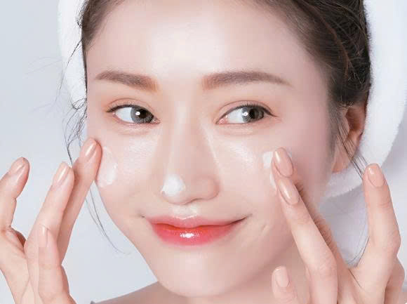 DƯỠNG ẨM TRƯỚC KHI ĐI NGỦ CÓ TÁC DỤNG GÌ?