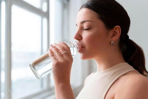 BẠN NÊN UỐNG BAO NHIÊU NƯỚC MỖI NGÀY