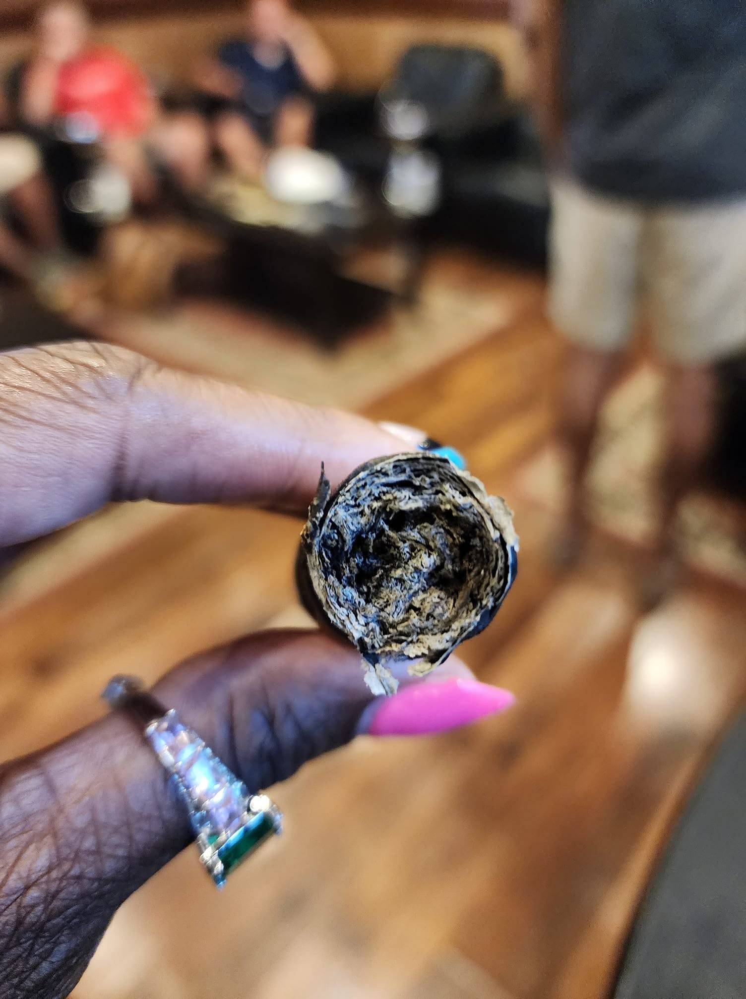 xì gà bị cháy phễu là gì, cigar tunneling là gì, tại sao xì gà chỉ cháy bên trong