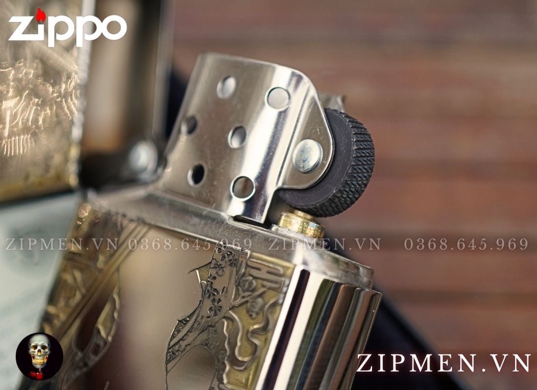 Zippo armor khắc nổi hình Geisha cầm kiếm Katana trắng bóng