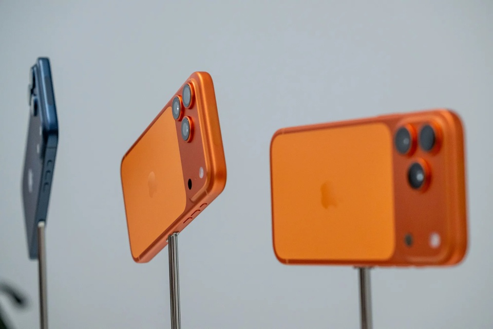 Apple thưởng 2 triệu USD cho người 'phá' iPhone