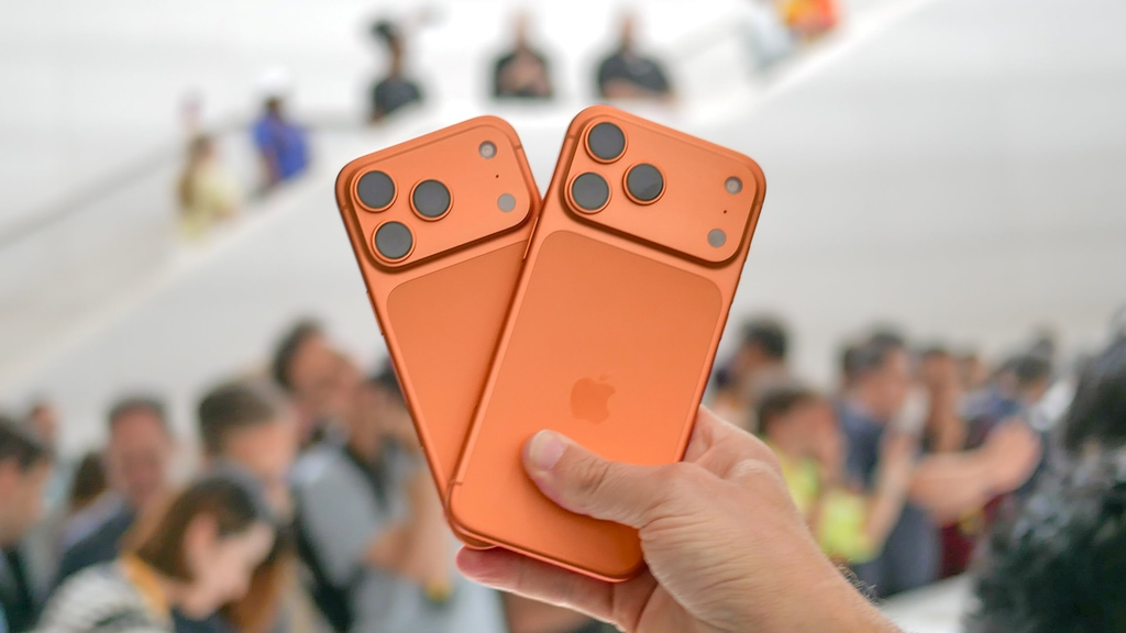 Lần đầu khách Việt Nam nhận iPhone 17 trước Mỹ